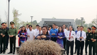 គណៈប្រតិភូខេត្ត Bac Giang គោរពវិញ្ញាណក្ខន្ធយុទ្ធជនពលីនៅ Dien Bien