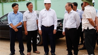 Đồng chí Trần Quốc Nam, Phó Bí thư Tỉnh ủy, Chủ tịch UBND tỉnh kiểm tra tiến độ các công trình hạ tầng thiết yếu tại xã Phước Dinh
