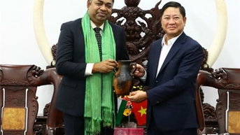 Đồng chí Trần Quốc Nam, Phó Bí thư Tỉnh ủy, Chủ tịch UBND tỉnh tiếp đón Tổng Lãnh sự Ấn Độ