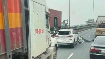 4 ô tô 'dồn toa' trên quốc lộ 5 qua TP Hải Dương, giao thông lại ùn tắc kéo dài