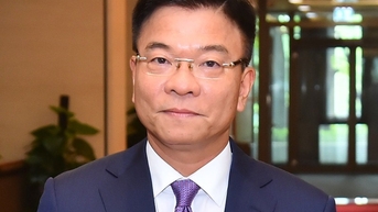 레탄롱 씨가 부총리가 되었습니다.