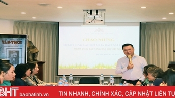 ក្លឹបអ្នកកាសែតស្ត្រី Ha Tinh រួមចំណែកលើកកម្ពស់ជីវភាពអ្នកសារព័ត៌មាន
