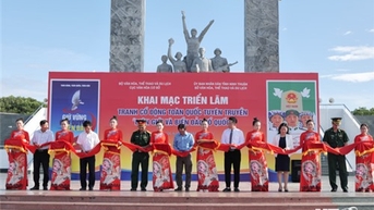 Khai mạc Triển lãm tranh cổ động tấm lớn tuyên truyền chủ quyền biên giới và biển đảo