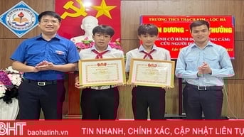 Khen thưởng 2 học sinh cứu các em nhỏ khỏi đuối nước