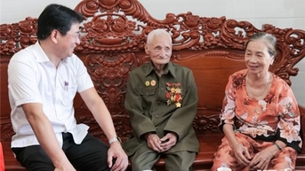 អនុប្រធានគណៈកម្មាធិការប្រជាជនខេត្ត លោក Nguyen Long Bien បានទៅសួរសុខទុក្ខអតីតយុទ្ធជន និងយុវជនស្ម័គ្រចិត្តដែលបានចូលរួមក្នុងយុទ្ធនាការ Dien Bien Phu។