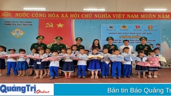 Trao quà trị giá 45 triệu đồng và tuyên truyền pháp luật cho người dân vùng biển