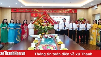 Phó Bí thư Thường trực Tỉnh uỷ Lại Thế Nguyên chúc mừng Hội LHPN tỉnh