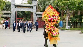 Nguyên Chủ tịch nước Trương Tấn Sang dâng hương tưởng niệm Chủ tịch Hồ Chí Minh