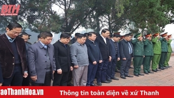 Phó Chủ tịch UBND tỉnh Lê Đức Giang dâng hoa, dâng hương viếng các anh hùng liệt sĩ, tặng quà các gia đình chính sách huyện Mường Lát