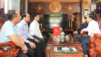 លេខាបក្សខេត្ត Dak Lak លោក Nguyen Dinh Trung ជួបជាមួយអតីតថ្នាក់ដឹកនាំខេត្ត