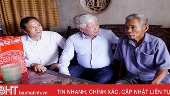 Chủ tịch Ủy ban Trung ương MTTQ Việt Nam thăm hỏi, tặng quà người cao tuổi tại Hà Tĩnh
