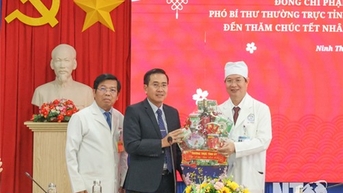 Đồng chí Phạm Văn Hậu, Phó Bí thư Thường trực Tỉnh ủy, Chủ tịch HĐND tỉnh đến thăm, chúc tết Bệnh viện đa khoa tỉnh