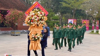 Bộ đội Biên phòng Nghệ An dâng hoa dâng hương báo công Chủ tịch Hồ Chí Minh