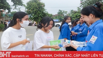 Tỉnh đoàn Hà Tĩnh nhận bằng khen xuất sắc trong chương trình “Tiếp sức mùa thi” 2023