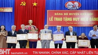 1.049 đảng viên nhận Huy hiệu Đảng dịp Cách mạng tháng Mười Nga