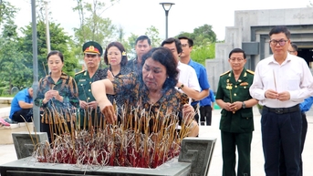 គណៈប្រតិភូខេត្ត Son La គោរពវិញ្ញាណក្ខន្ធយុទ្ធជនពលីនៅ Dien Bien