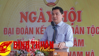 ប្រធានក្រុមប្រឹក្សាប្រជាជនខេត្ត Nguyen Hoai Anh ចែករំលែកក្តីរីករាយជាមួយប្រជាជនភូមិ Nam Ha