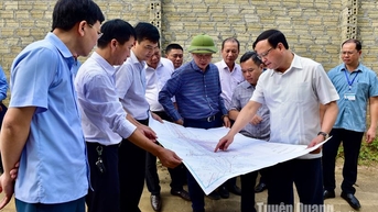 អនុប្រធានគណៈកម្មាធិការប្រជាជនខេត្ត លោក Nguyen Manh Tuan បានពិនិត្យដំណើរការសាងសង់ផ្លូវហូជីមិញ ផ្លូវប្រសព្វ Cho Chu - Trung Son។