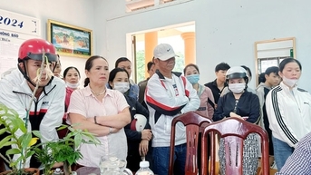 Trường công hạ điểm chuẩn lớp 10, phụ huynh “đổ xô” đến trường tư rút hồ sơ cho con