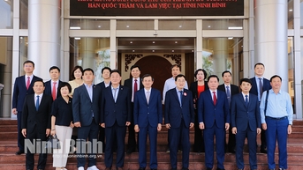 Đồng chí Bí thư Tỉnh ủy Đoàn Minh Huấn tiếp và làm việc với Đoàn công tác thành phố Gyeongju Hàn Quốc