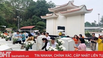 Hơn 2.000 du khách dâng hương tại Ngã ba Đồng Lộc dịp đầu năm mới