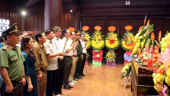 គណៈប្រតិភូខេត្ត Quang Tri អុជធូបរំលឹកវិញ្ញាណក្ខន្ធយុទ្ធជនពលីនៅ Dien Bien