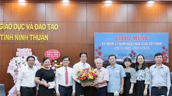 Lãnh đạo tỉnh thăm, chúc mừng nhân Ngày Nhà giáo Việt Nam