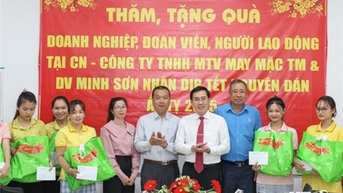 Đồng chí Phạm Văn Hậu, Phó Bí thư Thường trực Tỉnh ủy, Chủ tịch HĐND tỉnh thăm, tặng quà doanh nghiệp nhân dịp tết Nguyên đán Ất Tỵ 2025