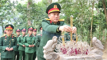 Đảng ủy Bộ CHQS tỉnh dâng hương tại Khu di tích Quốc gia đặc biệt Tân Trào