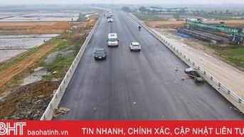 Nhộn nhịp phương tiện qua cầu vượt quốc lộ 8 khi thông xe kỹ thuật