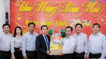 គណៈអចិន្ត្រៃយ៍គណបក្សខេត្ត ចុះសួរសុខទុក្ខ និងជូនពរឆ្នាំថ្មី ដល់អង្គភាព និងសហគ្រាស
