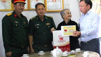 Đồng chí Lê Huyền, Phó Chủ tịch UBND tỉnh thăm, tặng quà nhân kỷ niệm 80 năm Ngày thành lập Quân đội nhân dân Việt Nam