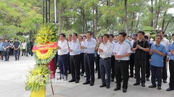 Đoàn đại biểu của tỉnh dâng hương tại Nghĩa trang Liệt sĩ Quốc gia Trường Sơn Nghĩa trang Liệt sĩ Quốc gia Đường 9 và Khu di tích Thành cổ Quảng Trị