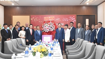 Chủ tịch UBND thành phố Lê Trung Chinh thăm, chúc tết doanh nghiệp đầu năm mới Giáp Thìn