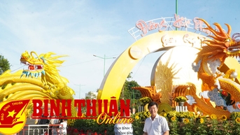 Bí thư Tỉnh ủy đến thăm đường hoa Xuân Phan Thiết
