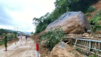 Bộ GTVT yêu cầu khắc phục nhanh hậu quả mưa lũ ở Trung Bộ