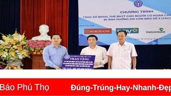 Trao tặng sổ BHXH, thẻ BHYT tại huyện Hạ Hòa