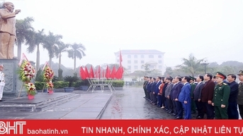 Lãnh đạo Hà Tĩnh dâng hương tưởng nhớ Chủ tịch Hồ Chí Minh