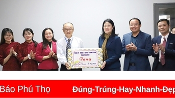Thăm, tặng quà doanh nghiệp tại huyện Cẩm Khê