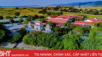 Thăm đền thiêng dưới chân núi Hồng