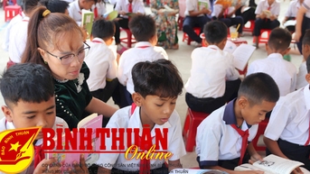 Đưa sách đến với học sinh vùng dân tộc thiểu số
