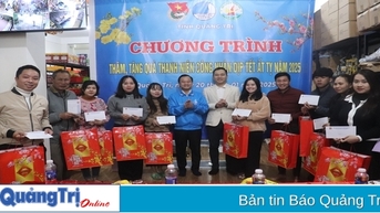 Tặng 30 suất quà tết cho thanh niên công nhân