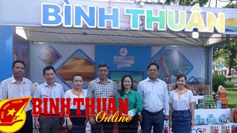 Phó Chủ tịch UBND tỉnh Nguyễn Minh thăm gian hàng Du lịch Bình Thuận