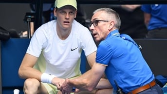 Sinner cần chăm sóc y tế để tiến vào tứ kết Australian Open
