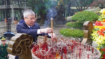 광남성 지도자들이 쯔엉선 국립순교묘지와 9번 국도 국립순교묘지를 방문했습니다.