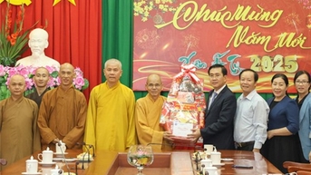 គណៈកម្មាធិការប្រតិបត្តិនៃគណៈកម្មាធិការបក្សខេត្តវៀតណាម បានអញ្ជើញទៅសួរសុខទុក្ខ និងជូនពរឆ្នាំថ្មីដល់គណៈកម្មាធិការអចិន្ត្រៃយ៍គណៈកម្មាធិការបក្សខេត្ត។