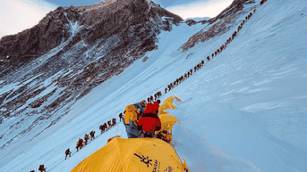 Nepal yêu cầu gắn chip cho người leo núi Everest