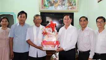 សមមិត្ត Tran Quoc Nam អនុលេខាគណៈកម្មាធិការបក្សខេត្ត ប្រធានគណៈកម្មាធិការប្រជាជនខេត្ត បានទៅសួរសុខទុក្ខ និងអបអរសាទរ Ramuwan ឆ្នាំ 2024