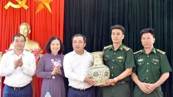 Thăm, tặng quà cán bộ, chiến sĩ Đồn Biên phòng Cửa khẩu Quốc tế Tây Trang
