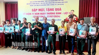 ជួបសំណេះសំណាល និងផ្តល់អំណោយដល់អ្នកទទួលផលគោលនយោបាយ ក្នុងឱកាសខួបលើកទី៧៧ នៃទិវាយុទ្ធជនពលី និងទិវាទុក្ករបុគ្គល ២៧៧